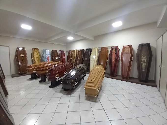 Showroom com diversos modelos de urnas funerárias